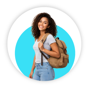 Estudiante mujer sonriendo y cargando una mochila