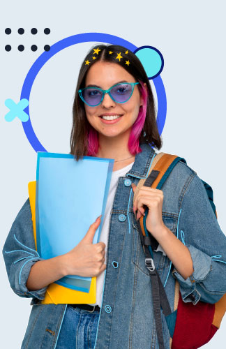 Imagen de estudiante sonriendo con gafas azules, con morral y lista para clases