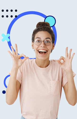 Imagen mujer con gafas y expresión muy risueña con las manos simbolizando el ok