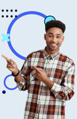 Imagen de estudiante afro sonriendo mientras señala la información ubicada al lado izquierdo