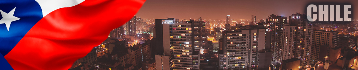 bandera de chile y plano en picada de la ciudad de Santiago de chile donde se ven unos edificios modernos