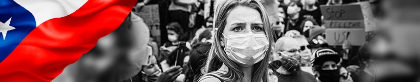 bandera de chile y mujer triste en blanco y negro con tapabocas, fondo de protestas 