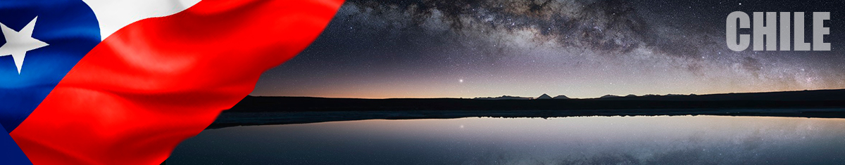 bandera de chile y foto de larga exposición nocturna del desierto de atacama donde se divisan las estrellas 