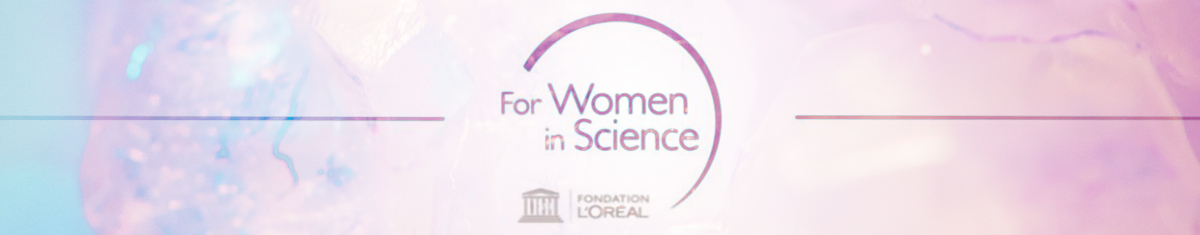 fondo de piedra con colores rosados y pastel difumando en blanco, donde el logo de For Women Science se funde