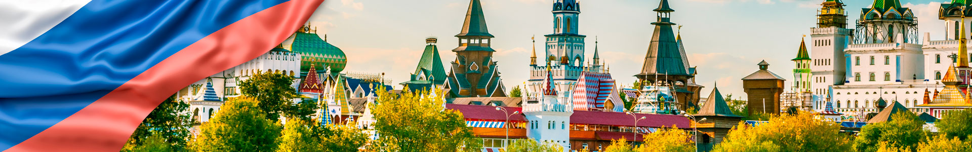 Bandera de Rusia con hermoso paisaje con el Kremlin Izmaylovo detrás del río y exuberante vegetación, Moscú, Rusia