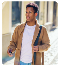Joven hombre joven afro caminando