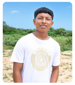 Joven hombre indigena estudiante