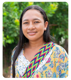 Mujer joven indigena estudiante