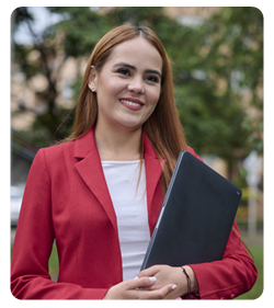 Mujer peliroja joven sonriendo