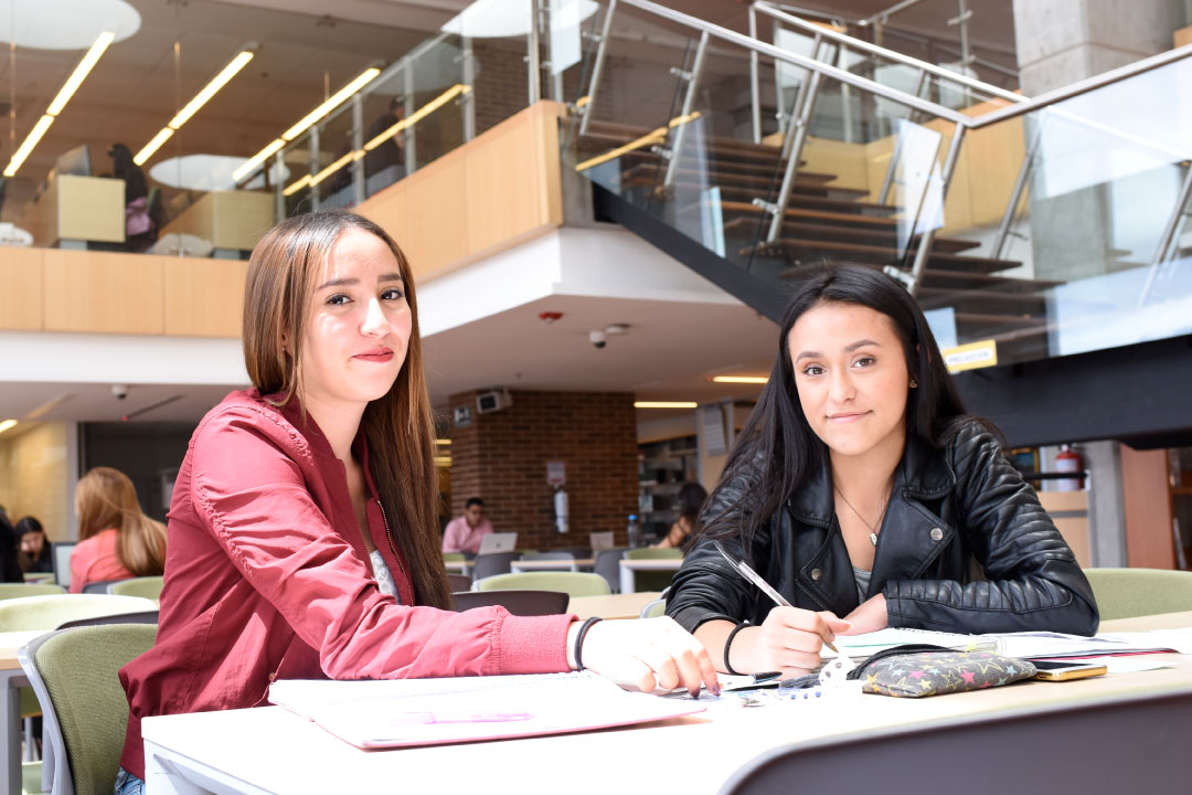 foto de dos estudiantes en la universidad