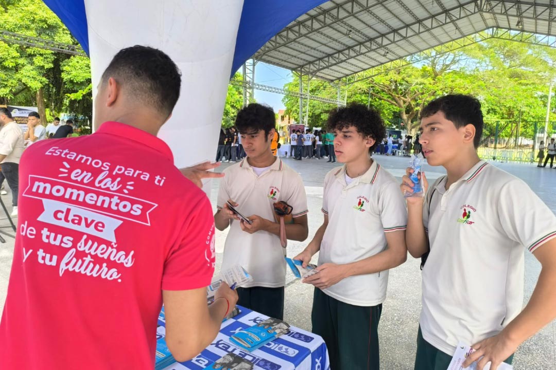 Foto de joven de ICETEX asesorando a estudiantes de educación superior 