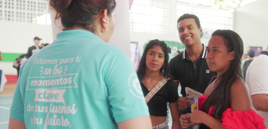 Fotografía medio plano de funcionario ICETEX explicando a estudiantes