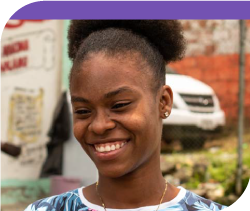 Joven mujer afrodecendiente sonriendo