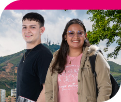Dos jóvenes sonriendo