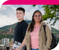 Dos jóvenes sonriendo