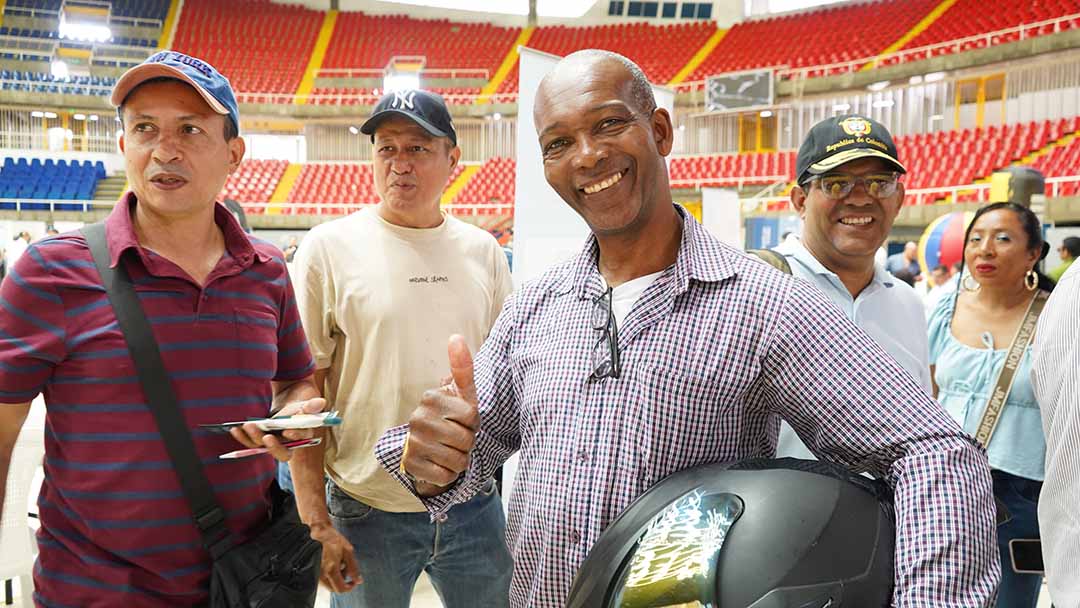 Imagen adultos veteranos beneficiarios de ICETEX sonriendo en un estadio