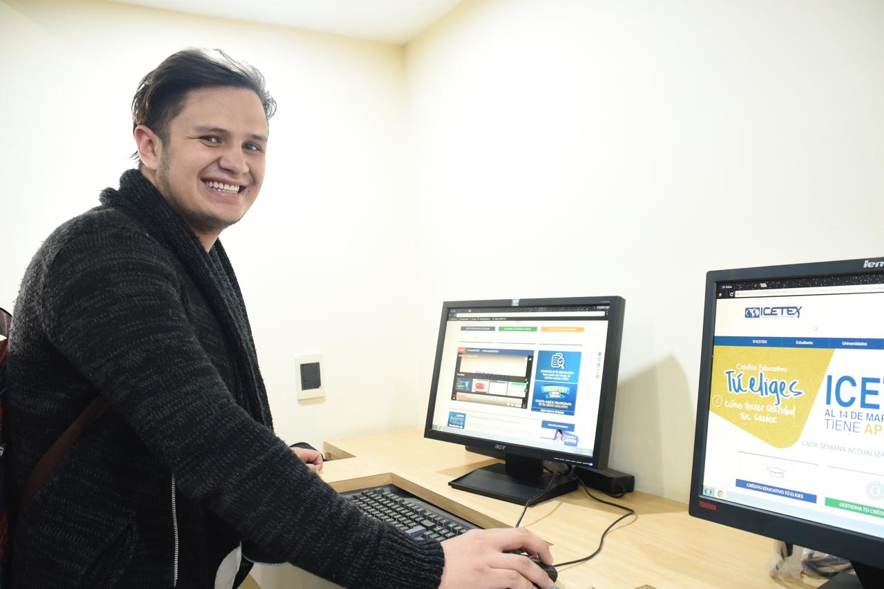 Beneficiarios de ICETEX sonriendo