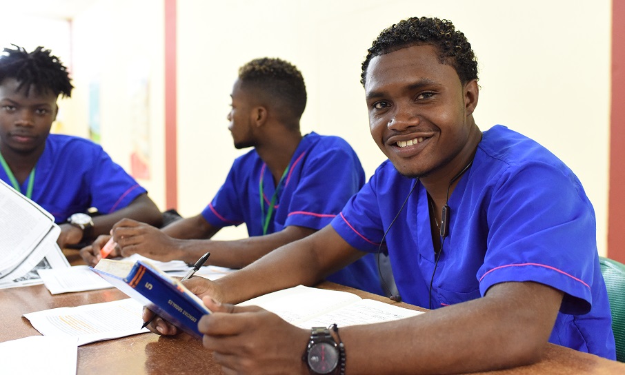 Imagen de estudiante sentado sonriendo