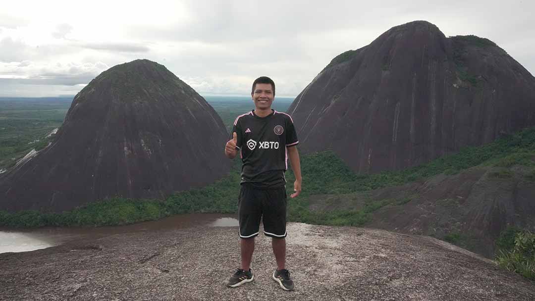Imagen beneficiario ICETEX en una montaña en Guainía sonriendo