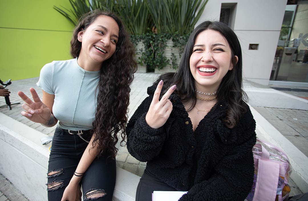 Imagen Jóvenes durante un evento institucional de ICETEX soriendo y divirtiéndose