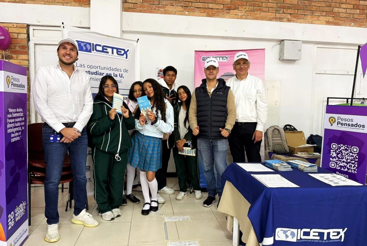 Imagen de beneficiarios de ICETEX sonriendo en grupo en Feria de Servicios