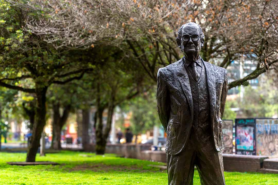 Imagen de la estatua conmemorativa a Gabriel Betancur Mejía en el ICETEX