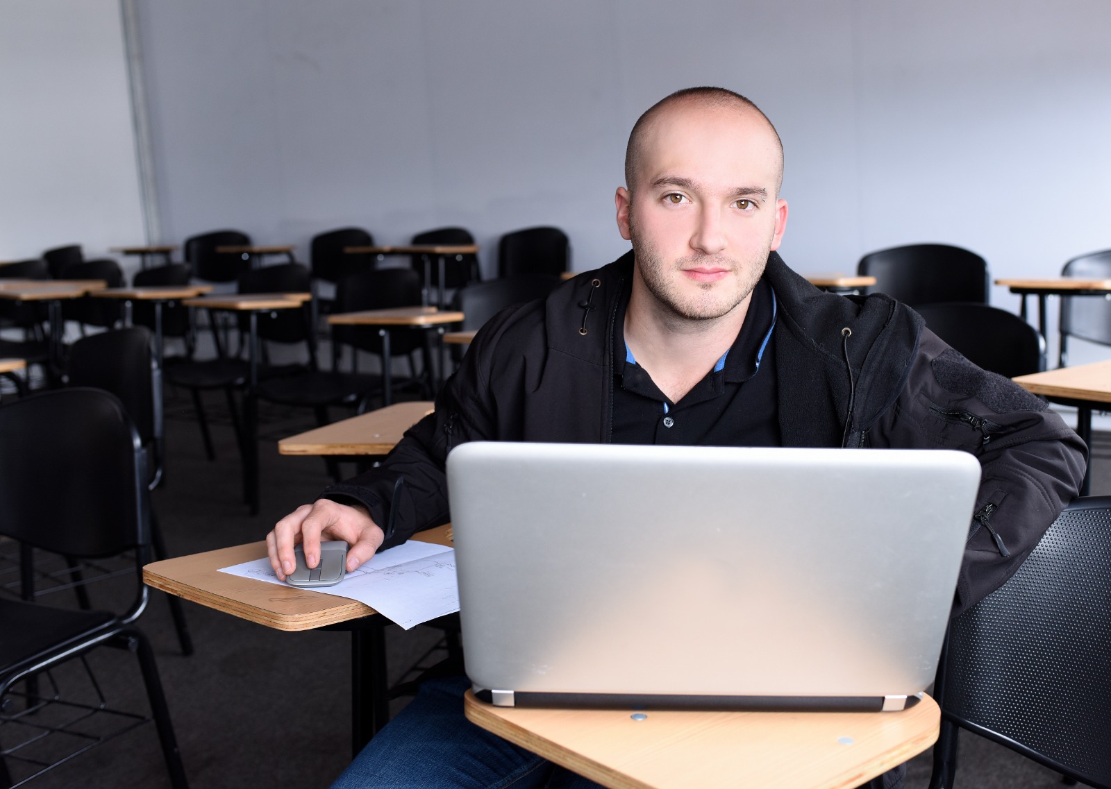 Foto estudiantes de cursos con SENATIC