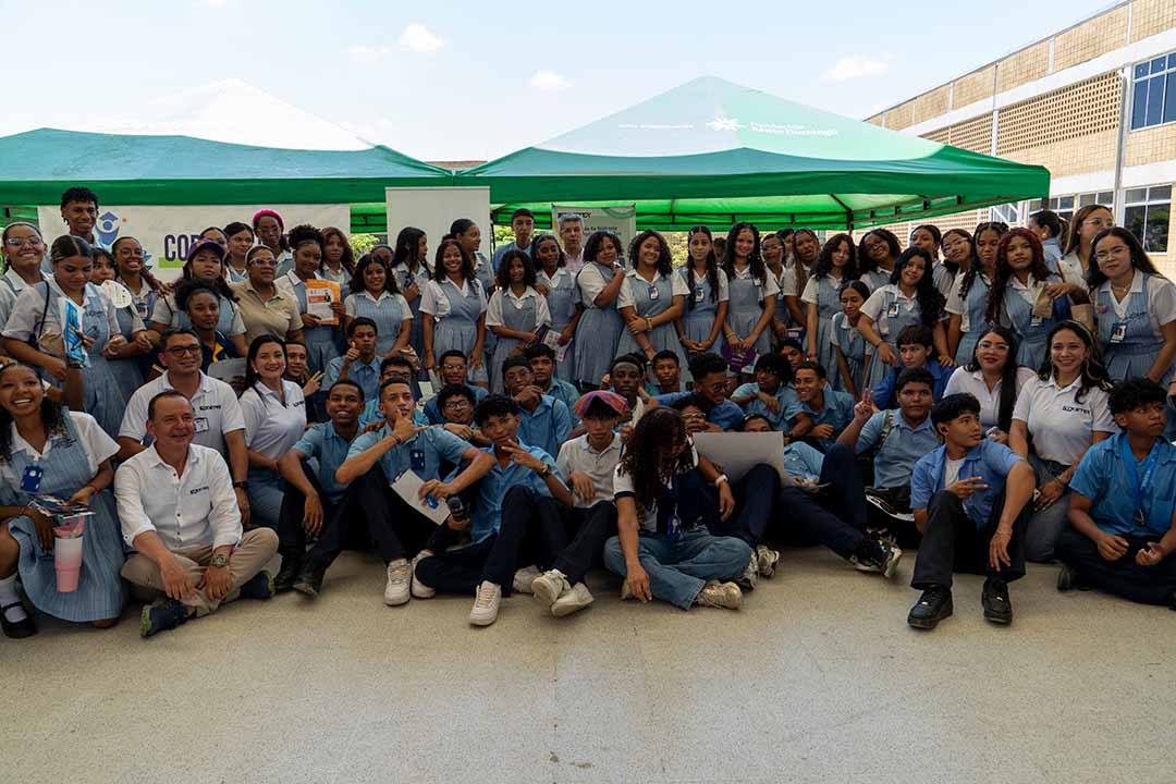 Imagen de estudiantes de colegio en foto grupal sonriendo con el Presidente del ICETEX, Álvaro Urquijo