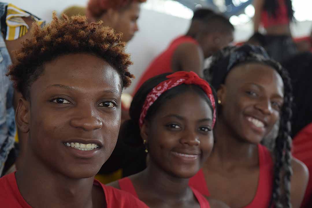 Imagen estudiantes pertenecientes a las comunidades negras sonriendo a la cámara