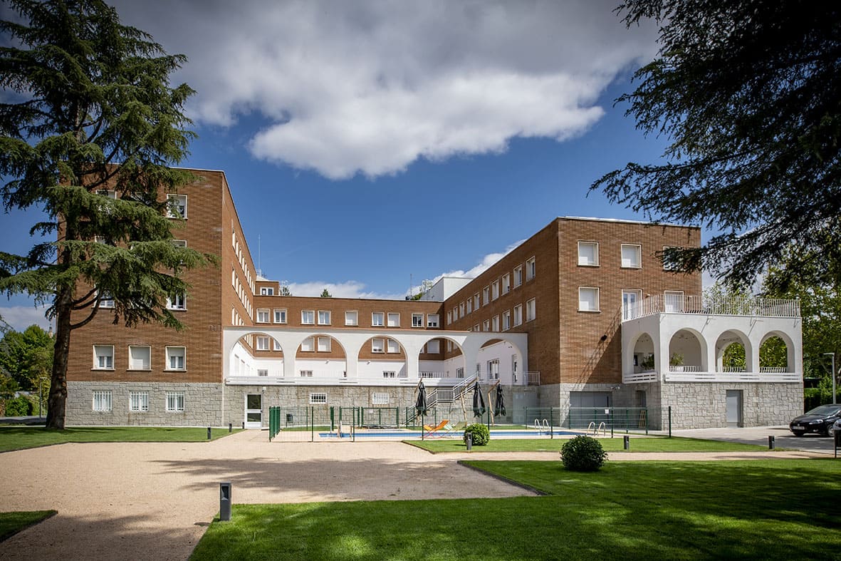 Imagen fachada colegio mayor Miguel Antonio Caro en Madrid, España
