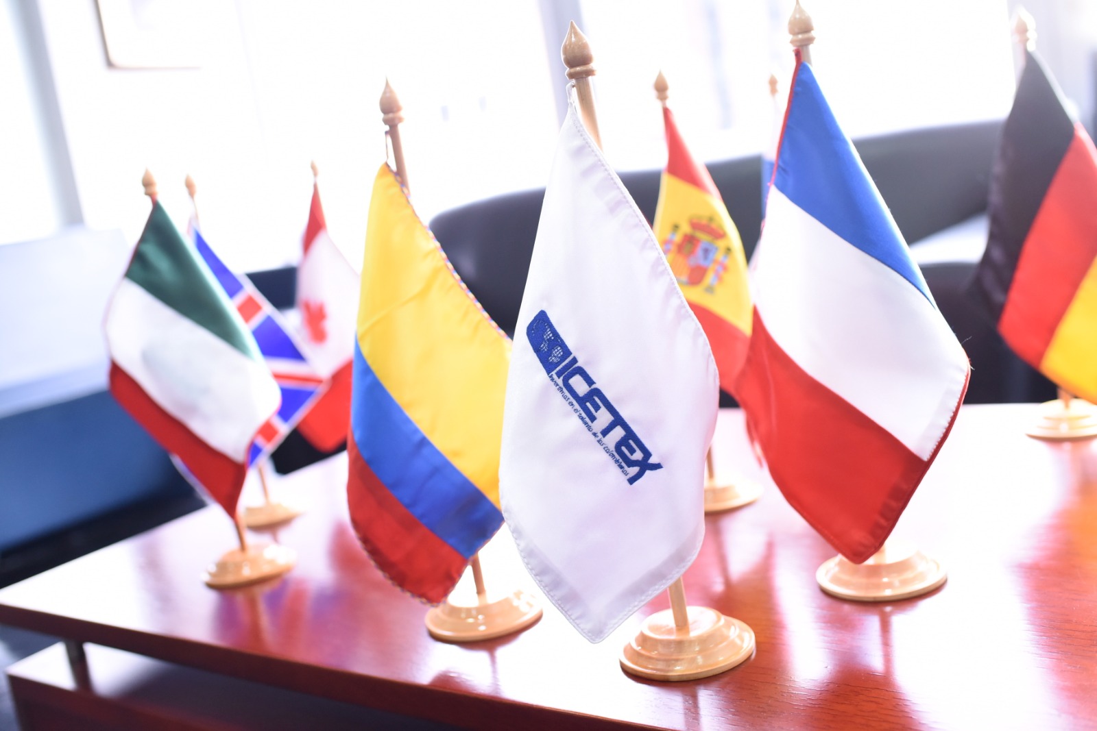 Foto banderas de distintos países y bandera de ICETEX