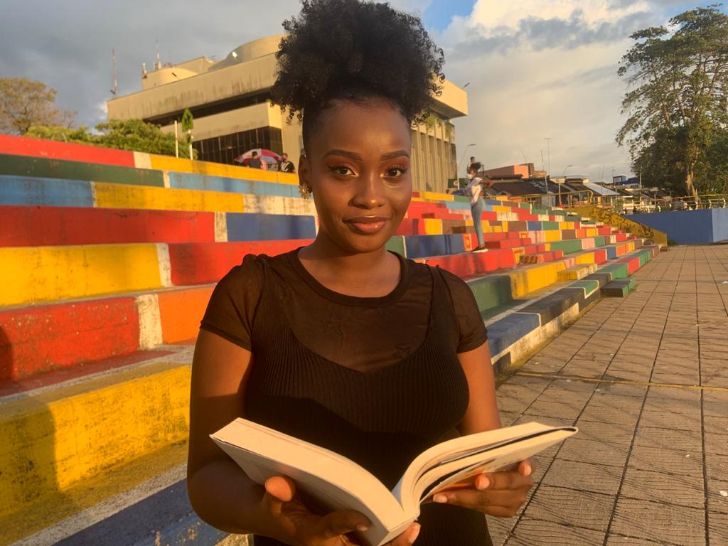 Foto de beneficiaria de ICETEX en los Fondos de Administración