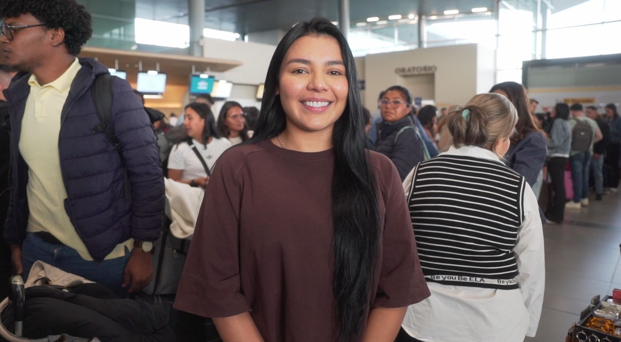 Imagen Beneficiaria ICETEX sonriendo en el aeropuerto