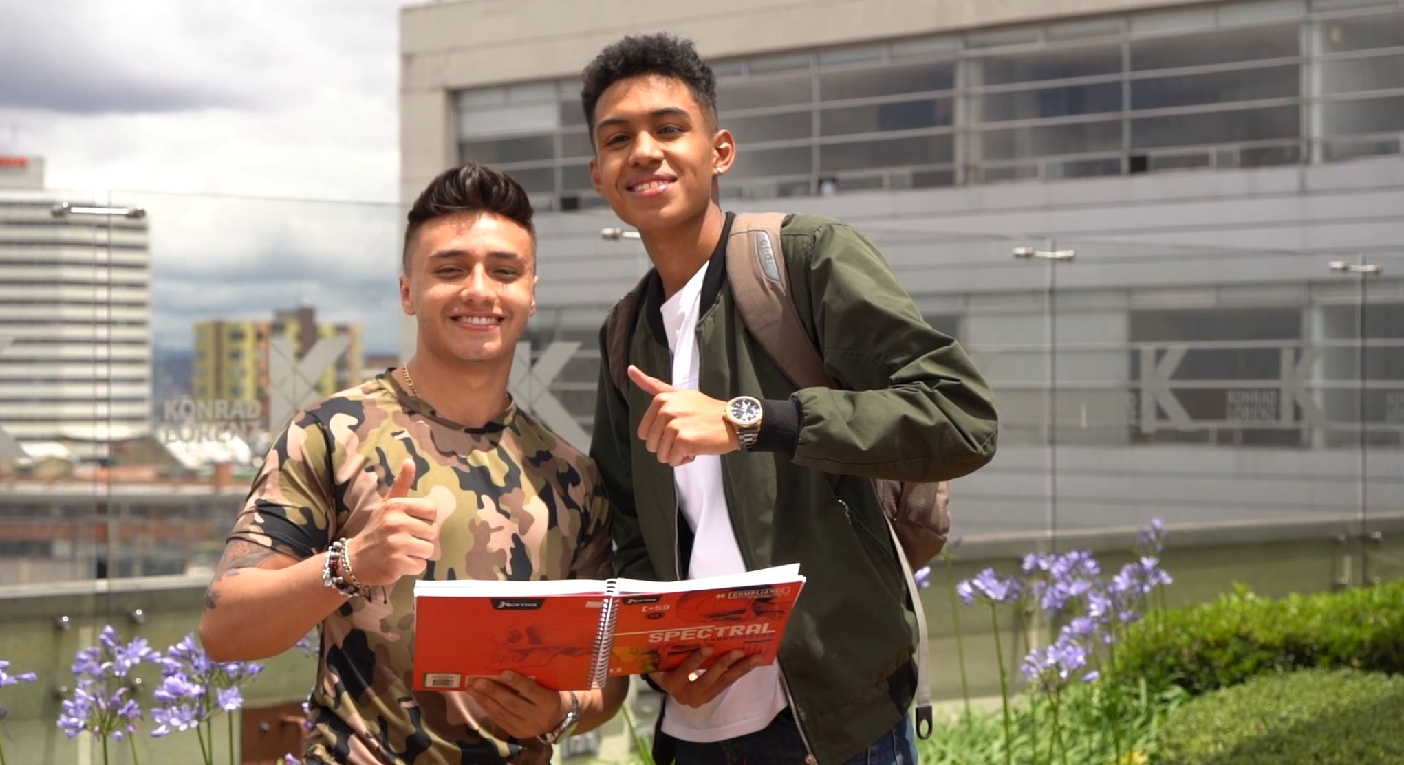 Imagen de estudiantes beneficiarios de ICETEX sonriendo y sosteniendo un libro