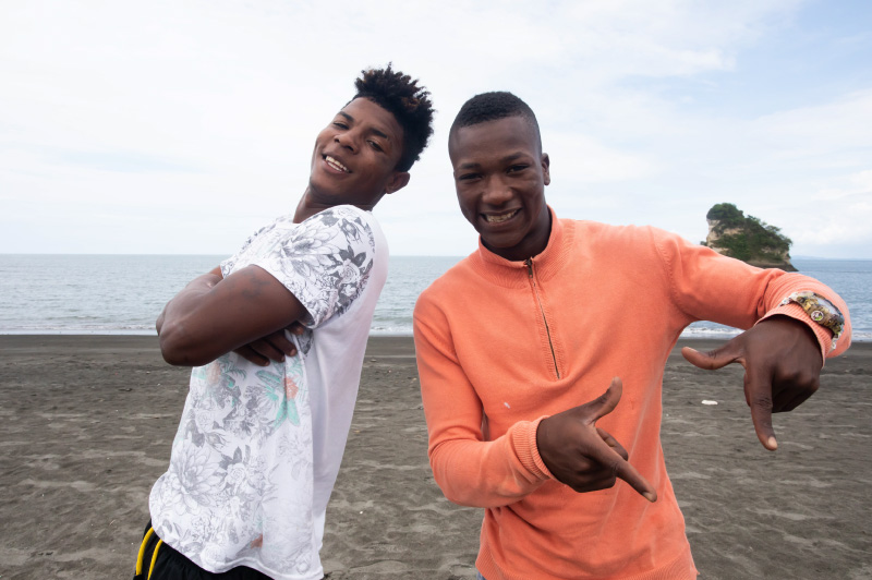 Fotografía de dos personas sonriendo de comunidades negras