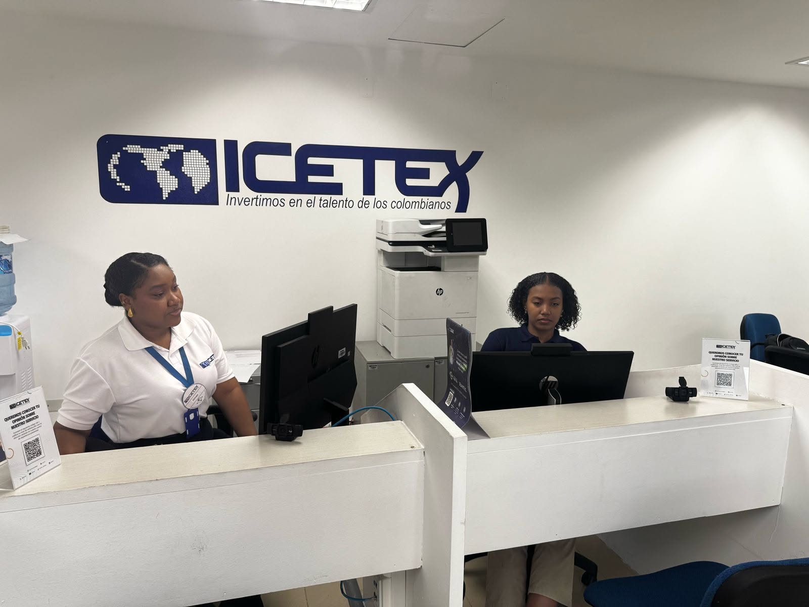 Imagen de dos mujeres parte del equipo de atención al cliente en la sede del valle del cauca de ICETEX