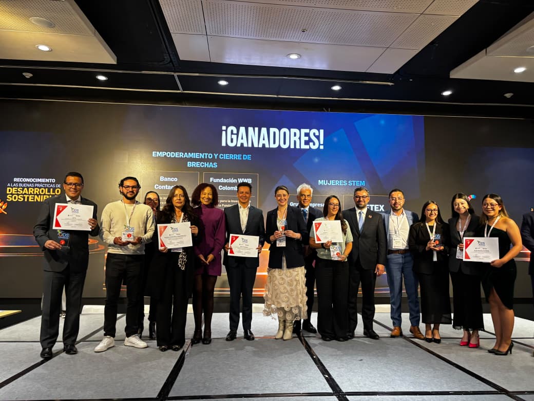 Imagen del equipo ICETEX encargado de recibir el reconocimiento por  promover entornos educativos más equitativos y libres de violencias basadas en género