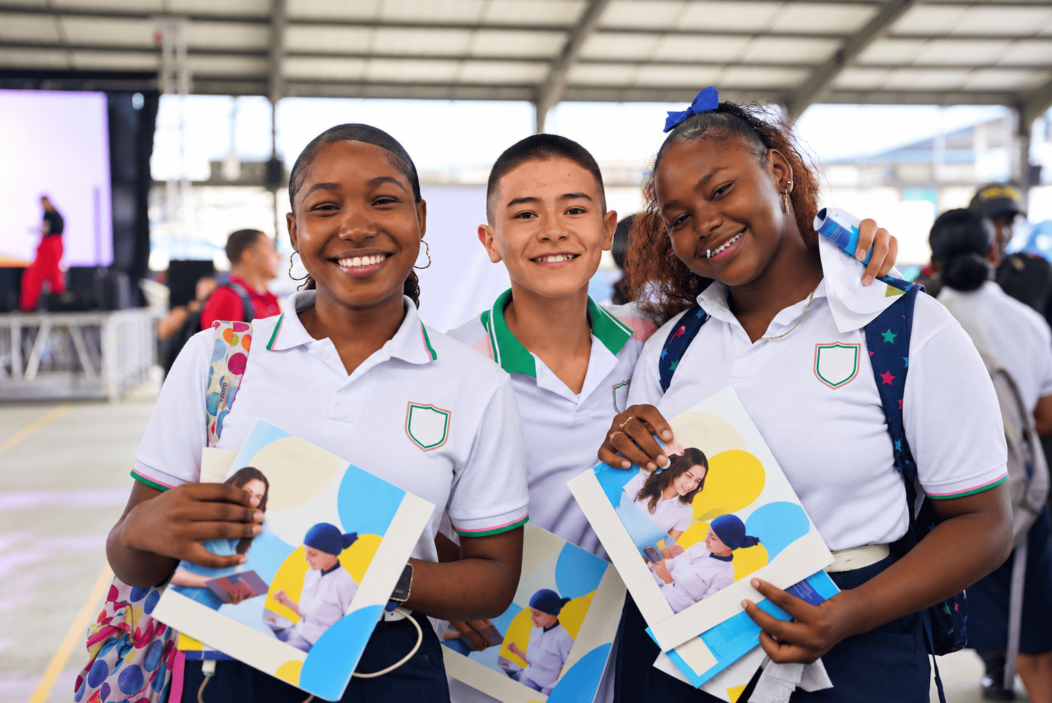 Imagen de estudiantes afro de colegio sonriendo en ferias de ICETEX