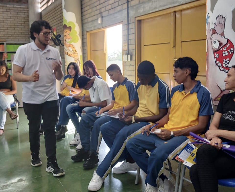 Foto Estudiantes de Colegio recibiendo atención por parte del ICETEX