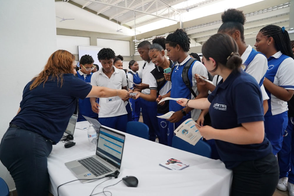 Fotografía de estudiantes en un evento con ICETEX