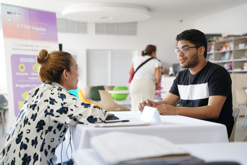 Foto de estudiantes con ICETEX ofreciendo atención al usuario