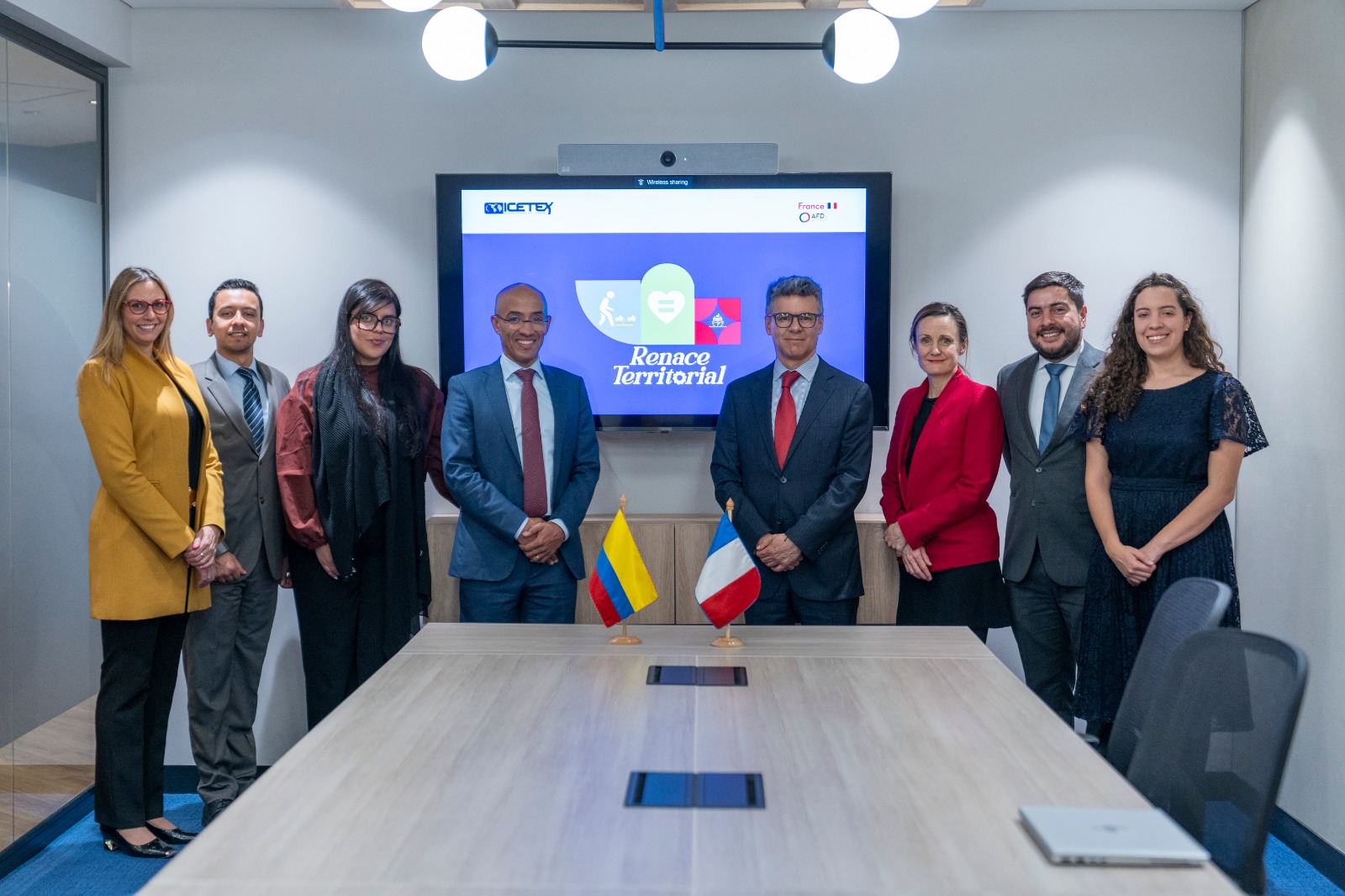 Foto miembros de el ICETEX y la Agencia Francesa de Desarrollo