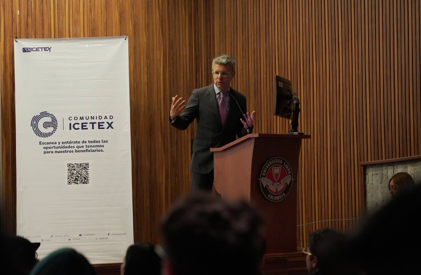 Imagen del presidente del ICETEX Álvaro Urquijo dando charla en la Universidad Libre