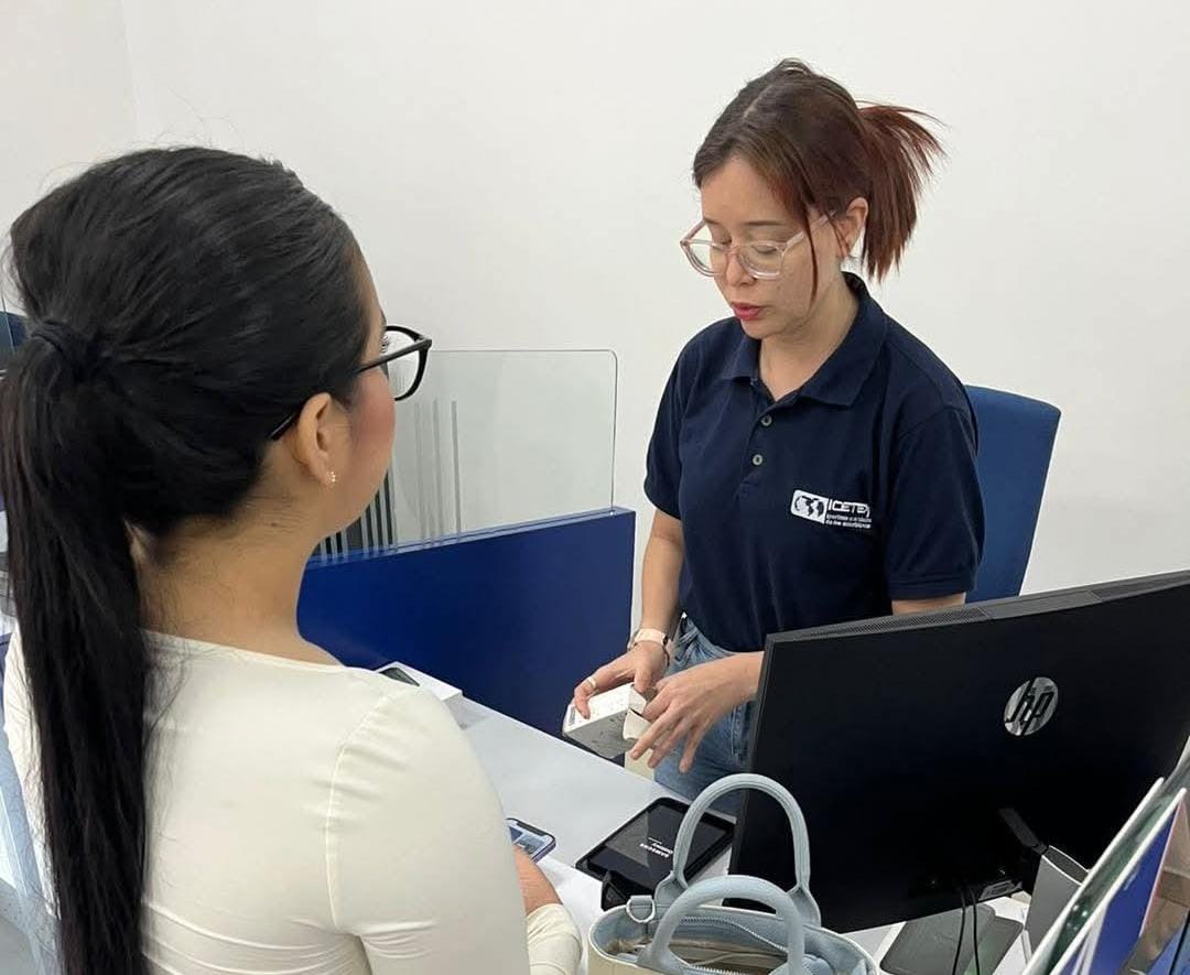 Imagen de mujer siendo atendida por funcionaria de ICETEX presencialmente 