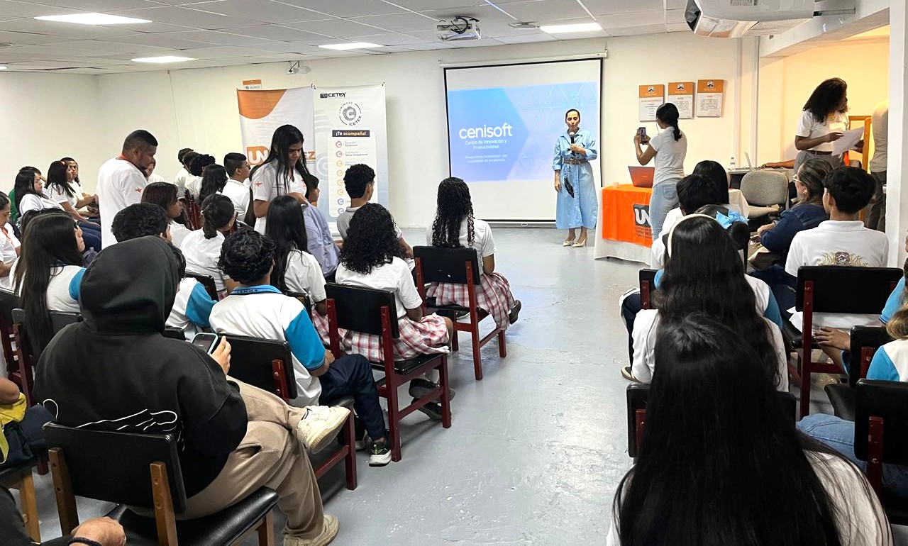 Imagen de asistentes y ponentes en un evento de comunidad ICETEX