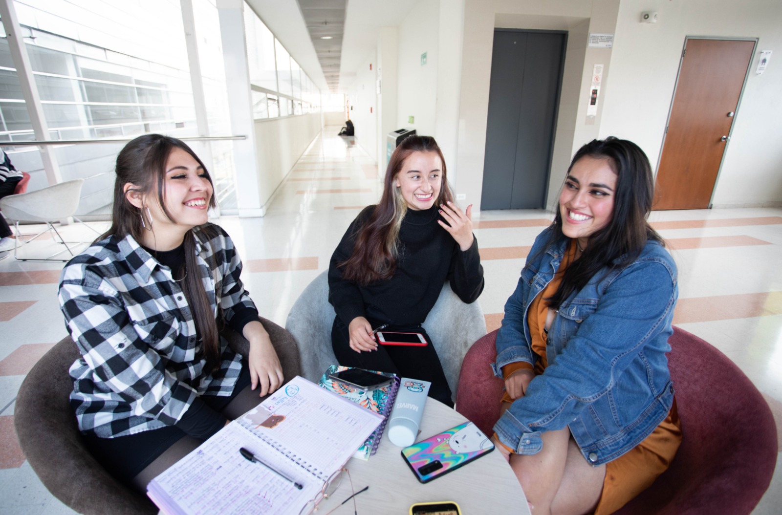 Foto de estudiantes sonriendo