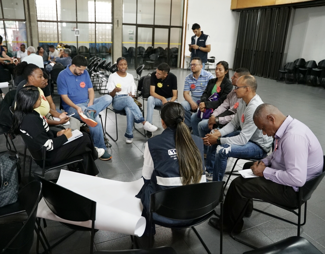 Imagen de la ciudadanía sentados en mesa redonda hablando con el equipo ICETEX