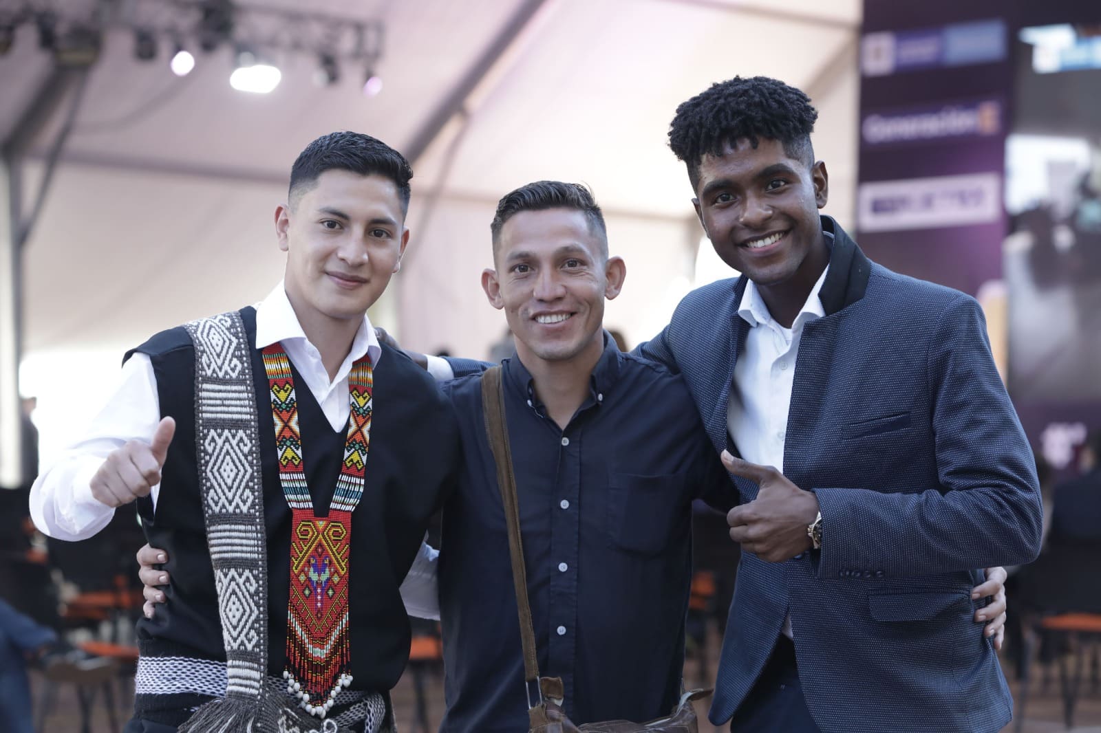 Imagen Jóvenes participantes comparten durante un evento institucional de ICETEX, destacando la diversidad cultural y el acceso a oportunidades educativas.