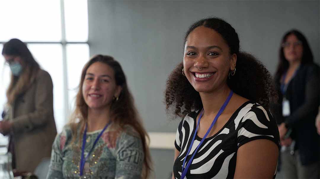 Imagen de mujeres beneficiarias de ICETEX sonriendo mientras están sentadas