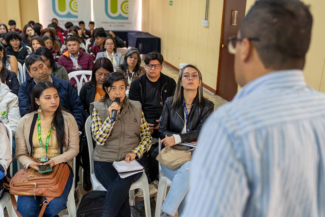 Imagen de evento del ICETEX con el público participando activamente